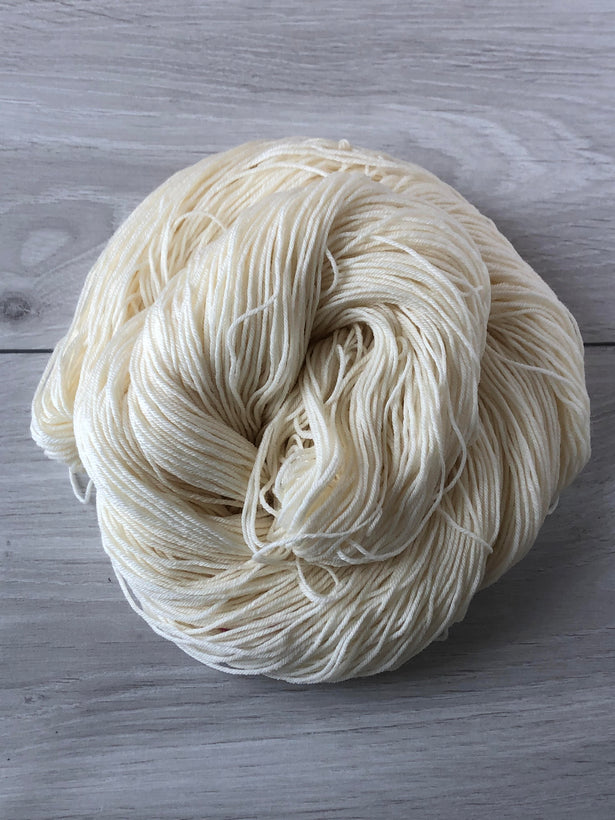 Fingering, 70% SW merino, 20% silki, 10% chasmere